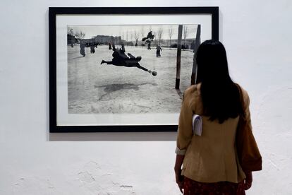 Una mujer observa la fotografía 'Seminario de Madrid', de Ramón Masats, en una exposición en el Museo de la Pasión de Valladolid en 2018.