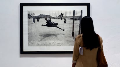 Una mujer observa la fotografía 'Seminario de Madrid', de Ramón Masats, en una exposición en el Museo de la Pasión de Valladolid en 2018.