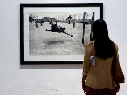 Una mujer observa la fotografía 'Seminario de Madrid', de Ramón Masats, en una exposición en el Museo de la Pasión de Valladolid en 2018.