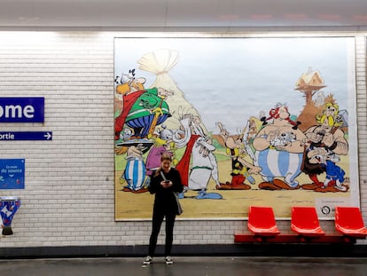 Cartel conmemorativo del 60 aniversario de Astérix y Obélix, en el metro de Roma.