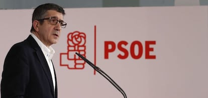 El exlehendakari Patxi L&oacute;pez, durante la rueda de prensa que ha ofrecido hoy para anunciar su decisi&oacute;n de presentarse como candidato a las primarias para secretario general del PSOE. 