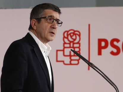 El exlehendakari Patxi L&oacute;pez, durante la rueda de prensa que ha ofrecido hoy para anunciar su decisi&oacute;n de presentarse como candidato a las primarias para secretario general del PSOE. 