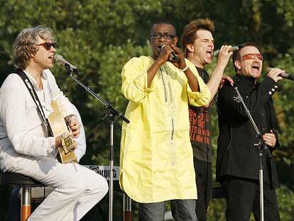 De izquierda a derecha, los cantantes Bob Geldof, Youssou N'Dour, Campino y Bono, ayer en Rostock.