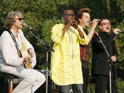 De izquierda a derecha, los cantantes Bob Geldof, Youssou N&#39;Dour, Campino y Bono, ayer en Rostock.