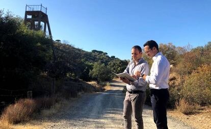 Vincent Ledoux (a la derecha) y Xavier Valls, en los terrenos previstos para la mina de litio.