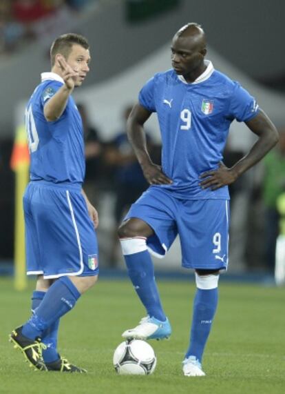 Cassano, a la izquierda, y Balotelli, en el partido contra Inglaterra.