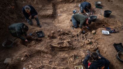 Uma equipe arqueológica trabalha há um mês na vala comum achada no cemitério de Belchite, no norte da Espanha.