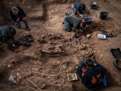 Uma equipe arqueológica trabalha há um mês na vala comum achada no cemitério de Belchite, no norte da Espanha.