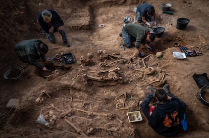 Uma equipe arqueológica trabalha há um mês na vala comum achada no cemitério de Belchite, no norte da Espanha.