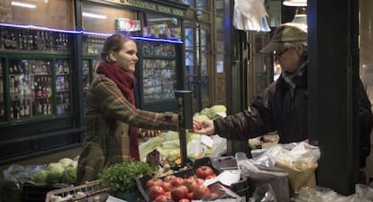 Sarolta Molnar hace la compra en el mercado de Rákóczi de Budapest.