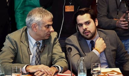 Fernando de Páramo (d) i Carlos Carrizosa, a una reunió a la Mesa del Parlament.