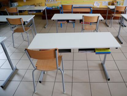 Una clase preparada para garantizar la distancia física entre alumnos en un colegio de Saint-Sebastien-sur-Loire, en Francia este lunes.