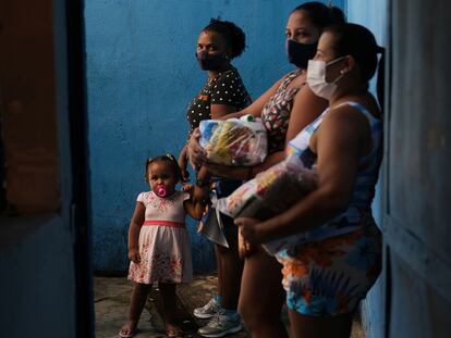 Vecinas de una favela de Río de Janeiro, tras recibir donaciones en una escuela de samba este jueves.