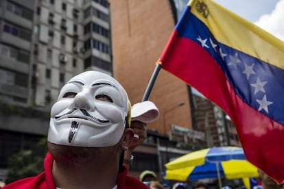 Un manifestante en la marcha de este domingo en Caracas 