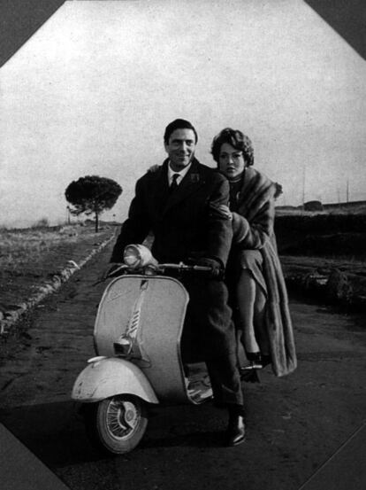 Los actores Sara Montiel y Raf Vallone sobre una moto Vespa. La imagen fue tomada del libro que conmemora el 35º aniversario de la marca italiana.