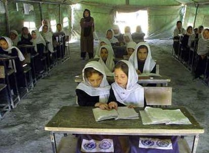 Niñas afganas estudian en una tienda de campaña en Kabul. Los integristas de ese país atacan con más dureza las escuelas donde se enseña a las niñas.