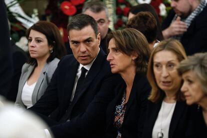 El presidente del Gobierno, Pedro Sánchez, conversa con la ministra para la Transición Ecológica, Teresa Ribera, en la capilla ardiente del exvicepresidente del Gobierno Alfredo Pérez Rubalcaba, instalada en el Congreso de los Diputados.