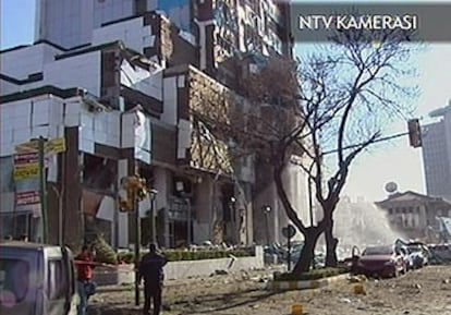Las imágenes de NTV en Turquía muestran los daños ocasionados en la sede central del HSBC en Estambul.