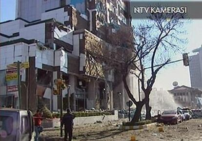 Las imágenes de NTV en Turquía muestran los daños ocasionados en la sede central del HSBC en Estambul.