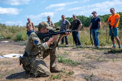 Unos voluntarios aprenden nociones militares básicas, el pasado viernes en la provincia de Járkov.