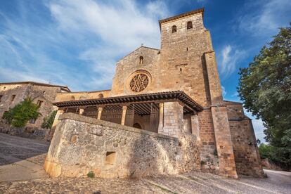 La colegiata de San Cosme y San Damián, construida en el siglo XV en estilo gótico.