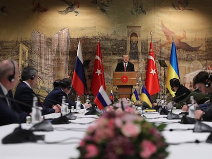 El presidente de Turquía, Recep Tayyip Erdogan, durante las negociaciones de paz entre Rusia y Ucrania celebradas este martes en el palacio presidencial de Estambul.