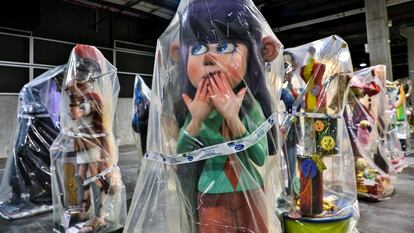 Los 'ninots' de diferentes comisiones falleras se almacenan en las instalaciones de Feria Valencia hasta que puedan ser plantados.