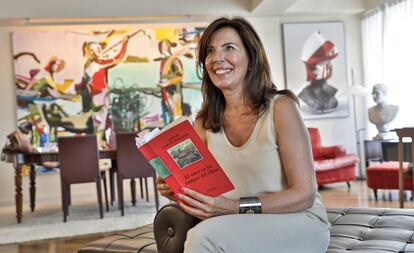 Cuchita Lluch en su casa con el libro 'El amor en tiempos del cólera' en las manos.