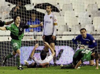 Tchité, Jonathan Pereira y Munitis celebran el cuarto gol del Racing.