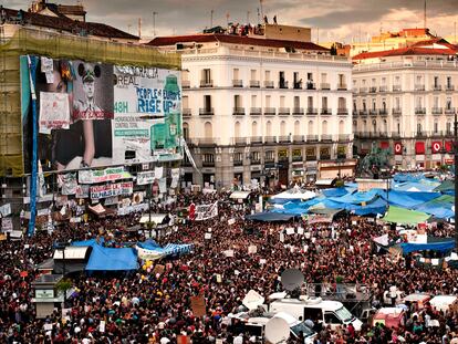 Una manifestación multitudinaria, en la Puerta del Sol de Madrid, el 21 de mayo de 2011.