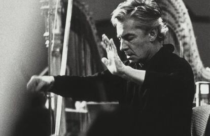 Karajan en plena actuaci&oacute;n