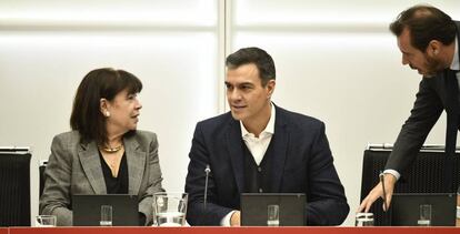 La presidenta del PSOE, Cristina Narbona; el secretario general y presidente del Gobierno en funciones, Pedro Sánchez y el alcalde de Valladolid, Óscar Puente en la reunión de la Comisión Ejecutiva Federal del PSOE convocada tras la elecciones generales del 10N, en Madrid, el lunes.