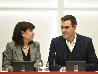 La presidenta del PSOE, Cristina Narbona; el secretario general y presidente del Gobierno en funciones, Pedro Sánchez y el alcalde de Valladolid, Óscar Puente en la reunión de la Comisión Ejecutiva Federal del PSOE convocada tras la elecciones generales del 10N, en Madrid, el lunes.