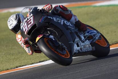 Marc M&aacute;rquez, con el prototipo de la Honda de 2018 en el circuito de Cheste. 
 