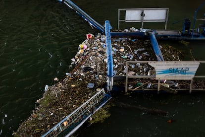 Desechos acumulados en una barrera de saneamiento, el miércoles en el barrio parisiense de Bercy.