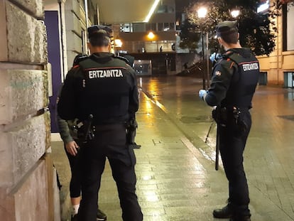 Agentes de la Ertzaintza patrullan en un calle de Bilbao.