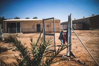 “Lo que el mundo nos hace, se lo hacemos a los peces… Son refugiados”, reflexiona Sidi mientras pasea entre los tanques. “Nosotros tenemos nuestro mar, pero aquí estamos. Mis abuelos ven estos ejemplares y dicen que son pequeños comparados con los que recuerdan que capturaban en el Atlántico”.