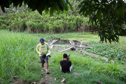 Raúl Tinoco (de pie) de WCS y Percy Vela, de Radio Ucamara, registran una cocha junto a la comunidad de Leoncio Prado. Las cochas son lagunas formadas por los restos de agua del río al cambiar su curso, hecho que hacen cada cuarenta años aproximadamente, y son ricas en pesca. 