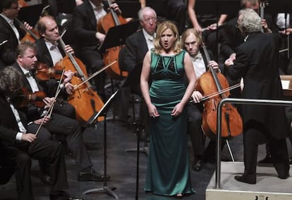 La mezzosoprano Ekaterina Gubanova, con la Orquesta Filarmónica de San Petersburgo.