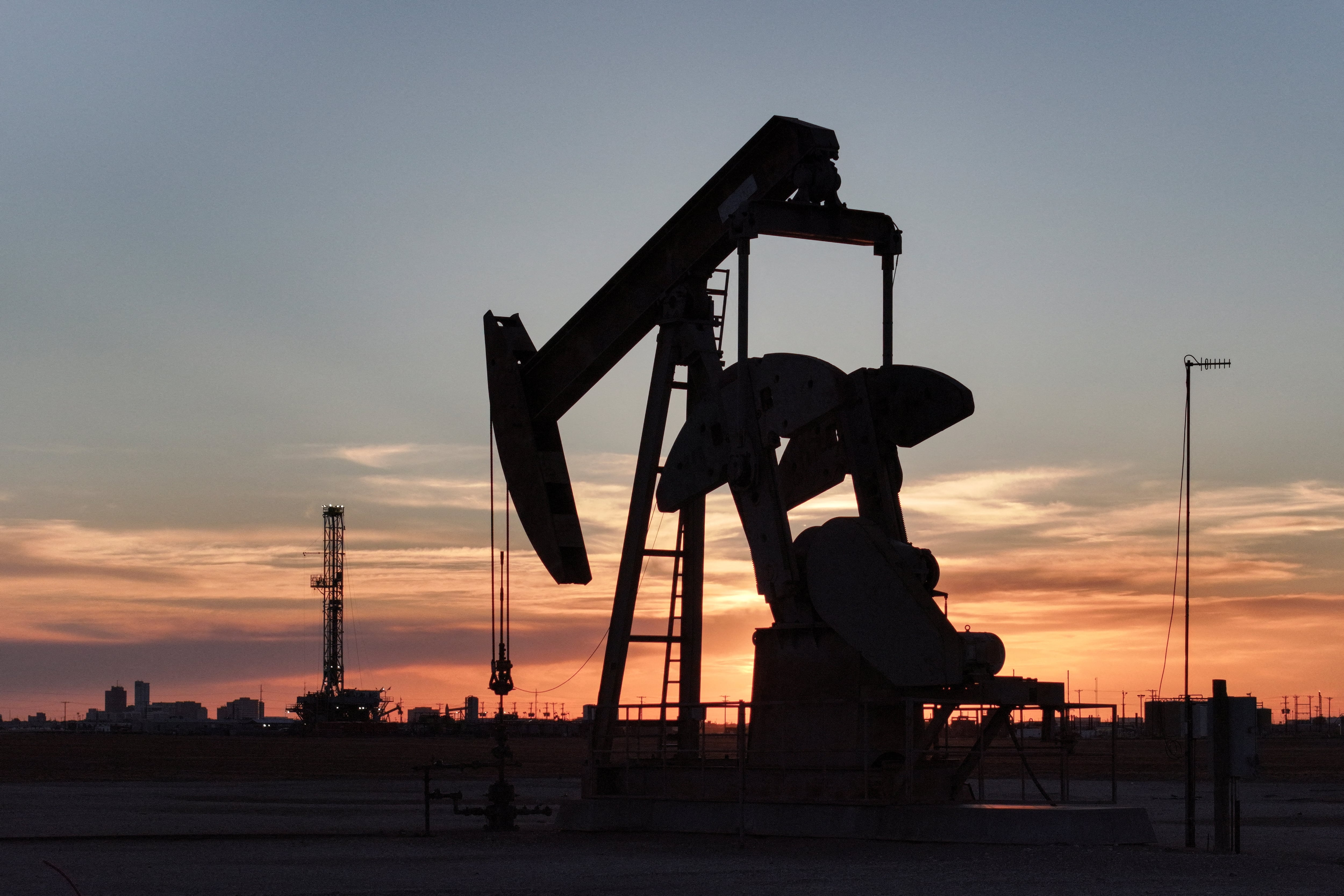El petróleo se dispara tras el ataque de Israel a Irán, mientras las Bolsas europeas cotizan en rojo
