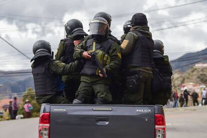 Varios agentes de policías patrullan las calles de La Paz (Bolivia), este lunes.