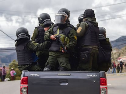 Varios agentes de policías patrullan las calles de La Paz (Bolivia), este lunes.