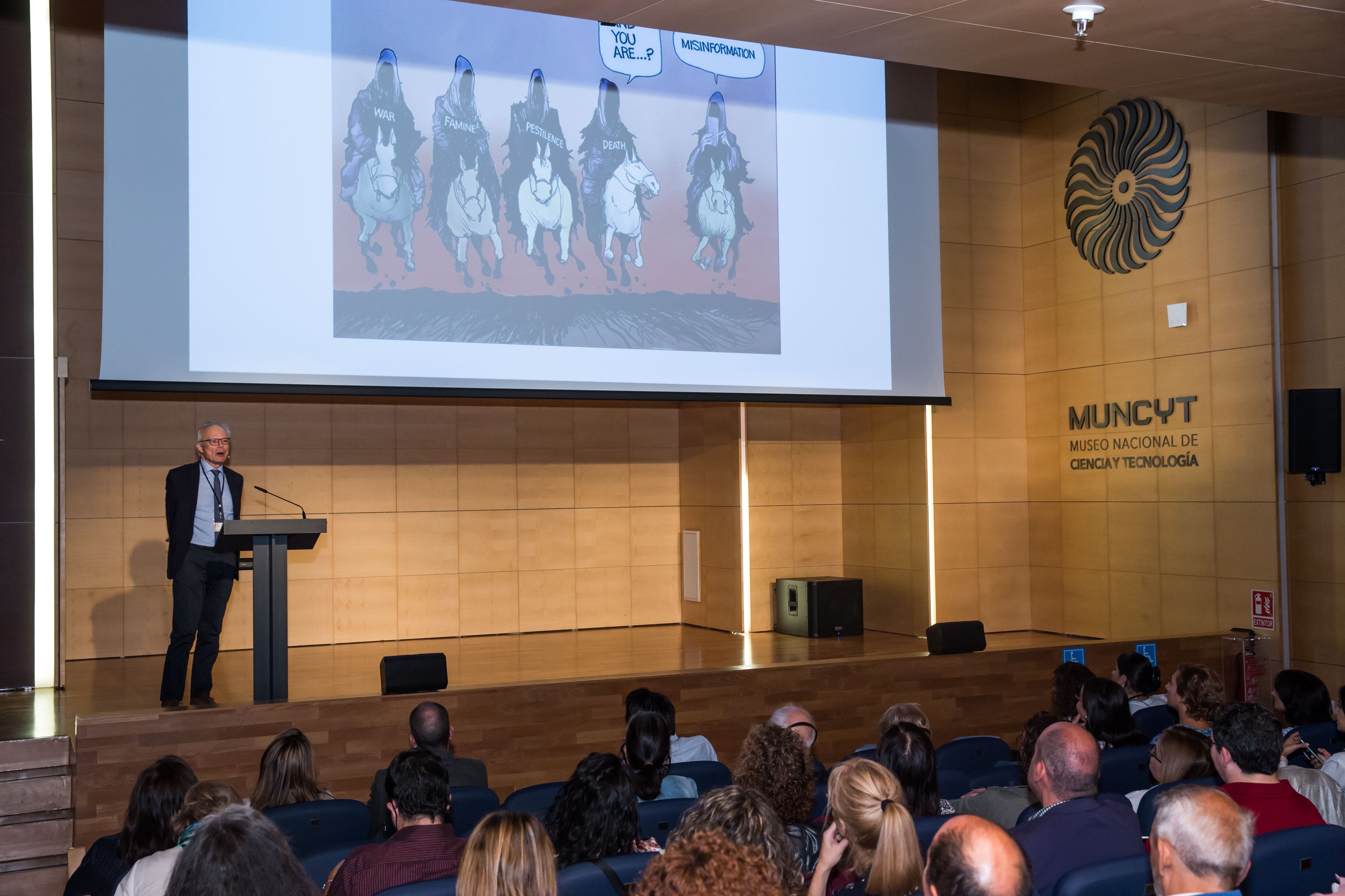 Osborne durante su conferencia sobre desinformación en el evento Scientix del FECYT-INTEF, este sábado 1 de octubre en MUNCYT.