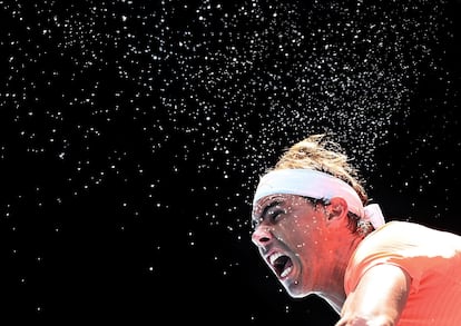 Nadal en acción durante el partido ante el italiano Fabio Fognini en el Open de Australia celebrado en Melbourne, el 15 de febrero de 2021. 