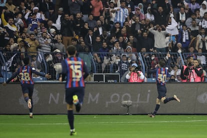 El centrocampista español de Barcelona Gavi celebra tras marcar el primer gol de su equipo durante la final.