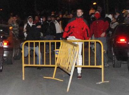 Un grupo de jóvenes increpa a la policía y a los periodistas durante los altercados producidos en las calles de Alcorcón.