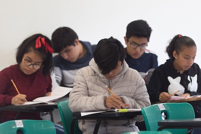 Estudiantes de secundaria realizan un examen en Ciudad de México, en junio de 2019.