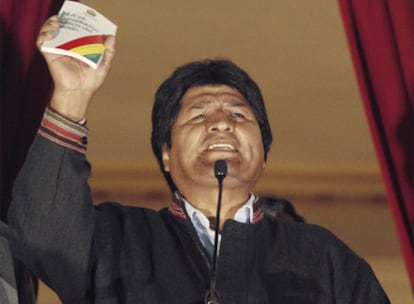 Morales salió al balcón del Palacio Quemado para saludar a sus seguidores tras conocer su victoria en el referéndum.
