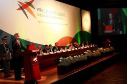 Fotografía cedida por Yacimientos Petrolíferos Fiscales Bolivianos (YPFB) que muestra al vicepresidente boliviano, Álvaro García Linera (i), durante la inauguración del III Congreso Gas y Petróleo de Yacimientos Petrolíferos Fiscales Bolivianos (YPFB), en la ciudad de Santa Cruz.