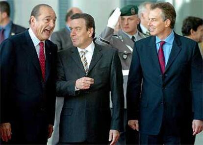 De izquierda a derecha, Jacques Chirac, Gerhard Schröder y Tony Blair, ayer en Berlín.